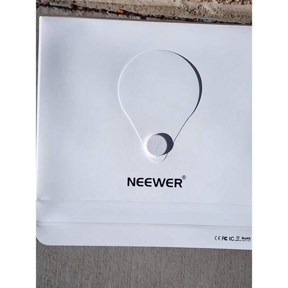 Neewer White Lightbox Collapsable with LED Strips & 4 Background Colors - Picture 15 of 16